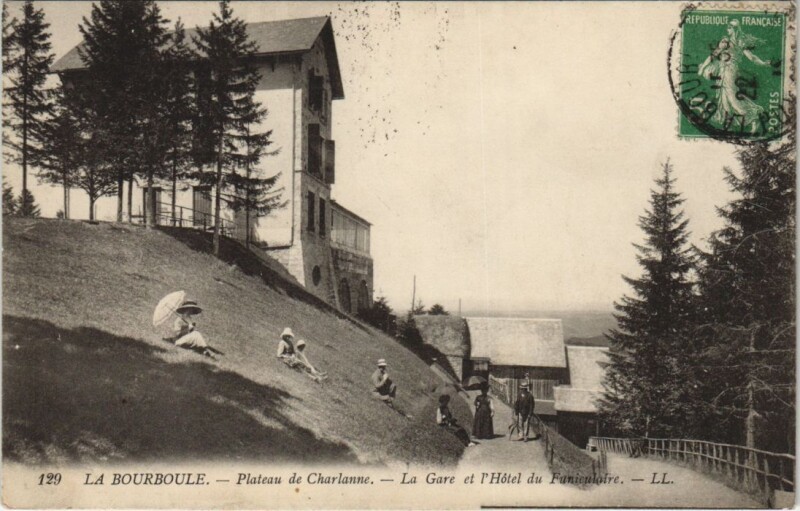 Carte postale ancienne La Bourboule-Plateau de Charlanne-La Gare et l'Hotel du Funiculaire à La Bourboule
