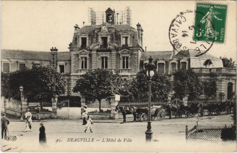 Carte postale ancienne Deauville L'Hotel de Ville à Deauville