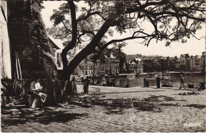Carte postale ancienne Honfleur Le Vieux Bassin à Honfleur