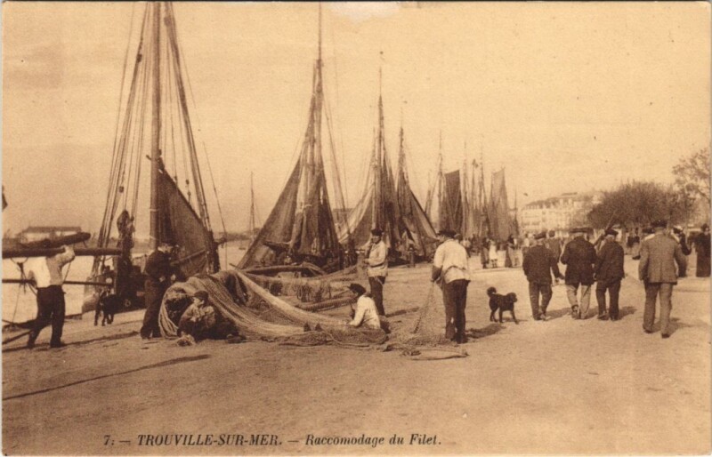 Carte postale ancienne Trouville Raccomodage du Filet