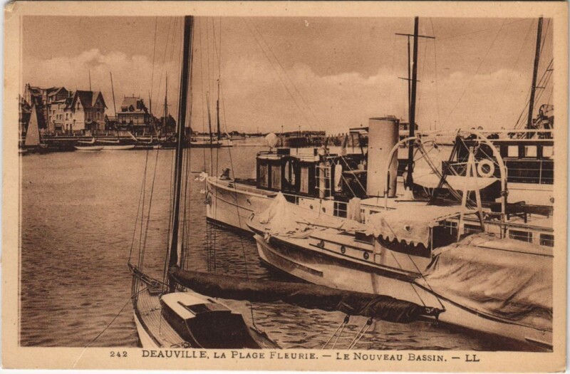 Carte postale ancienne Deauville La Plage Fleurie - Le Nouveau Bassin à Deauville