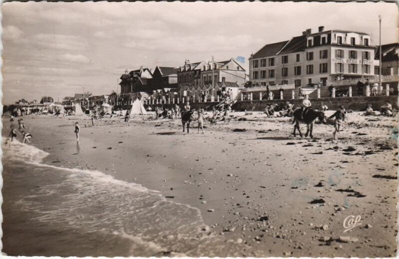 Carte postale ancienne Luc-sur-Mer La Plage et l'Hotel Beau Rives à Luc-sur-Mer