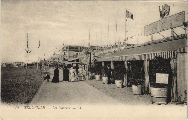 Carte postale ancienne Trouville Les Planches