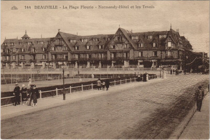 Carte postale ancienne Deauville Normandy-Hotel et les Tennis à Deauville