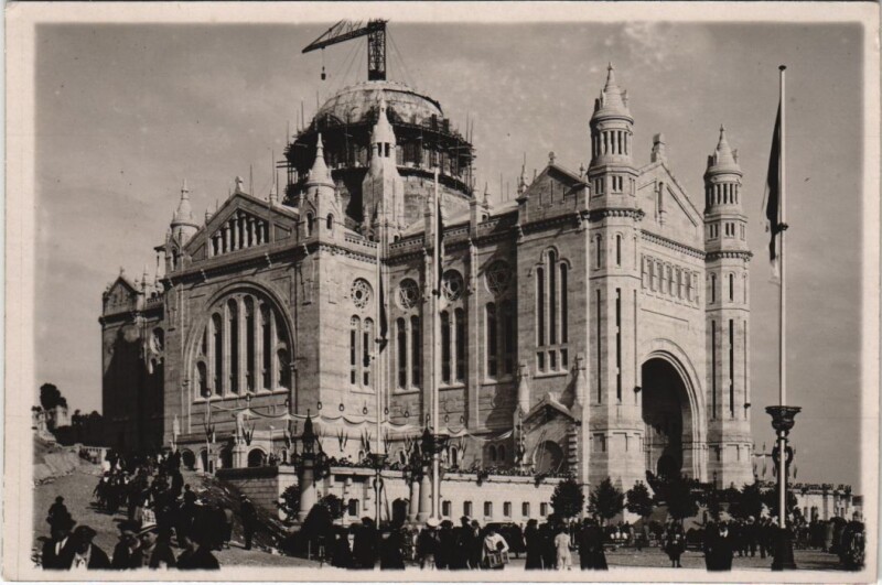 Carte postale ancienne Lisieux Cathedrale Construction à Lisieux