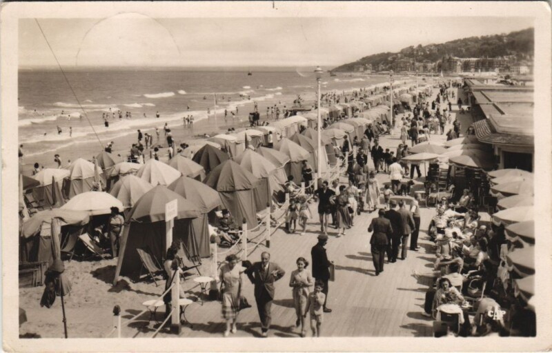Carte postale ancienne Deauville Plage Fleurie - Les Planches et le Bar du Soleil à Deauville