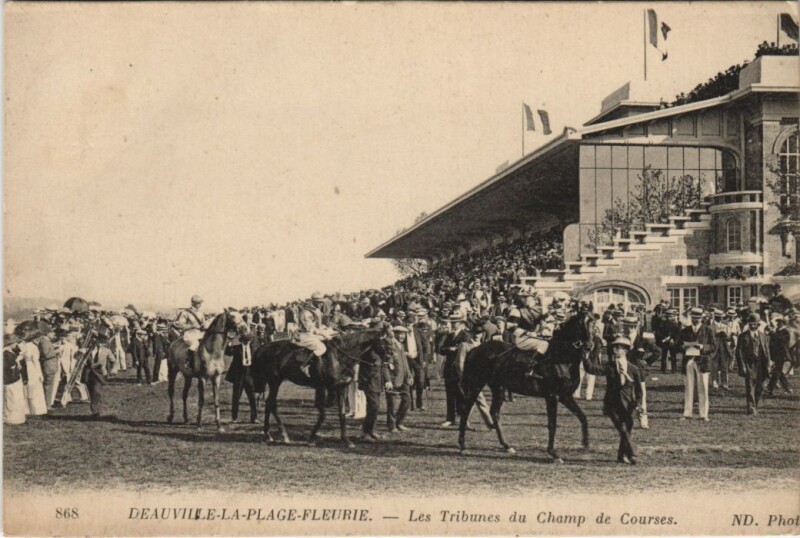 Carte postale ancienne Deauville Les Tribunes du Champ de Courses à Deauville