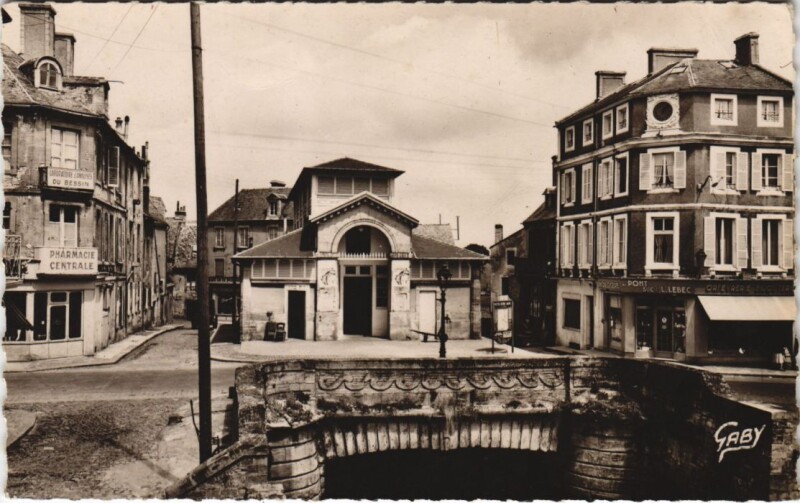 Carte postale ancienne Bayeux La Poissonnerie et le Pont de l'Aure à Bayeux