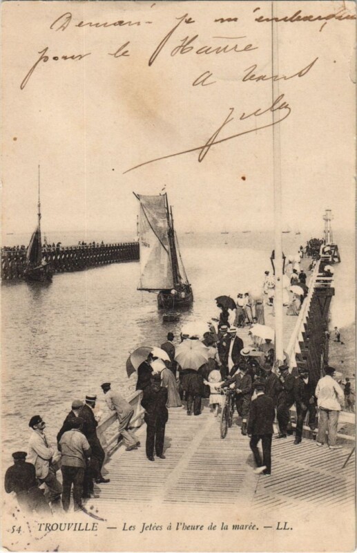 Carte postale ancienne Trouville Les Jetees a l'Heure de la Maree
