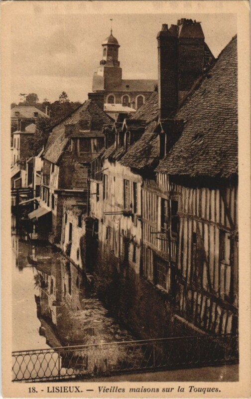 Carte postale ancienne Lisieux Vieilles Maisons sur la Touques à Lisieux