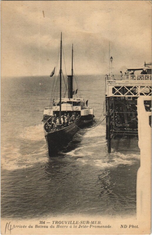 Carte postale ancienne Trouville Arrivee du Bateau