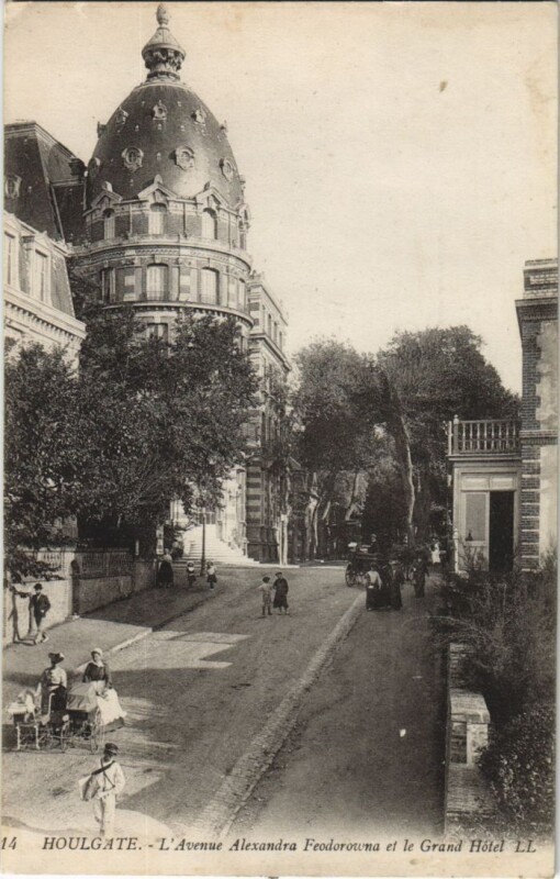 Carte postale ancienne Houlgate L'Avenue Alexandra Feodorowna et le Grand Hotel à Houlgate