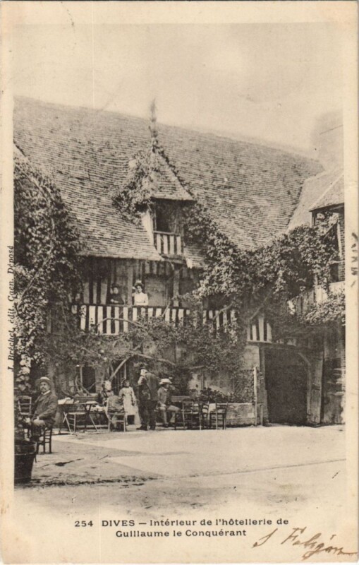 Carte postale ancienne Dives Interieur de l'Hotellerie de Guillaume le Conquerant