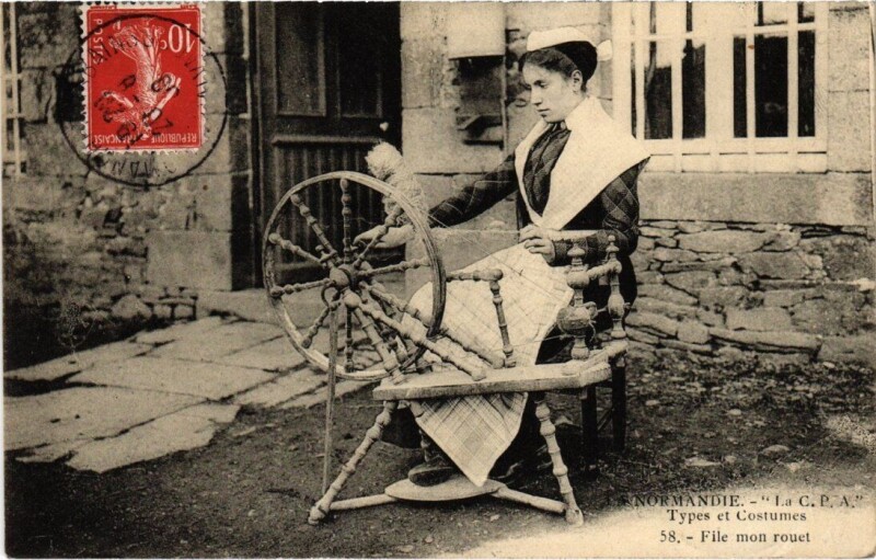 Carte postale ancienne Normandie - Types et Costumes - File mon rouet