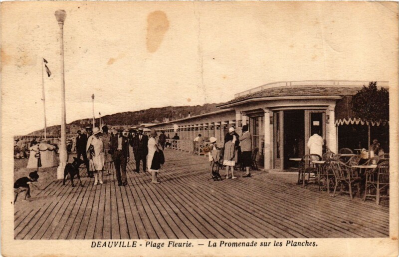 Carte postale ancienne Deauville Promenade sur les Planches à Deauville