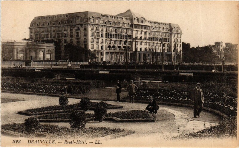 Carte postale ancienne Calvados Deauville Royal-Hotel Parc à Deauville