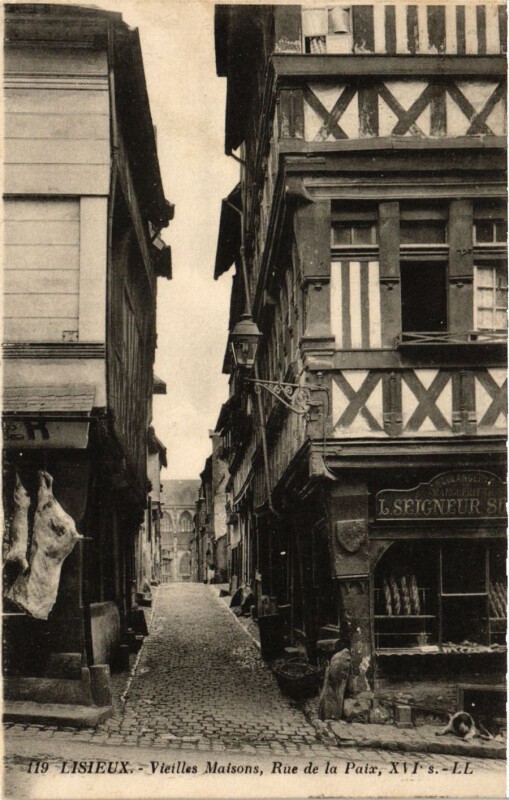 Carte postale ancienne Lisieux Vieilles Maison Rue de la Paix à Lisieux