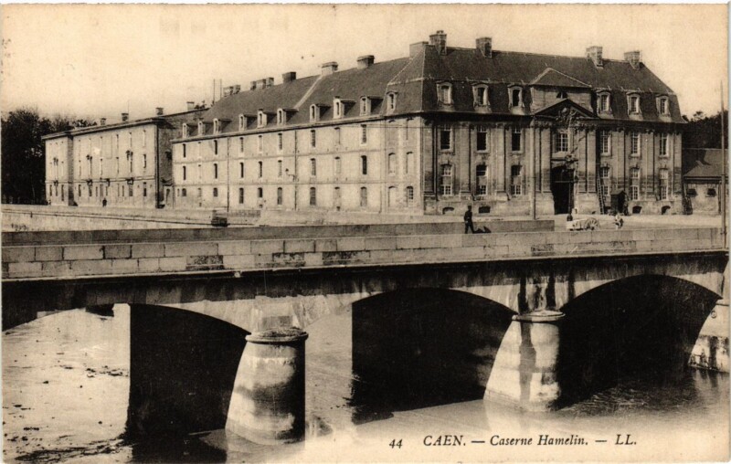 Carte postale ancienne Calvados Caen Caserne Hamelin pont
