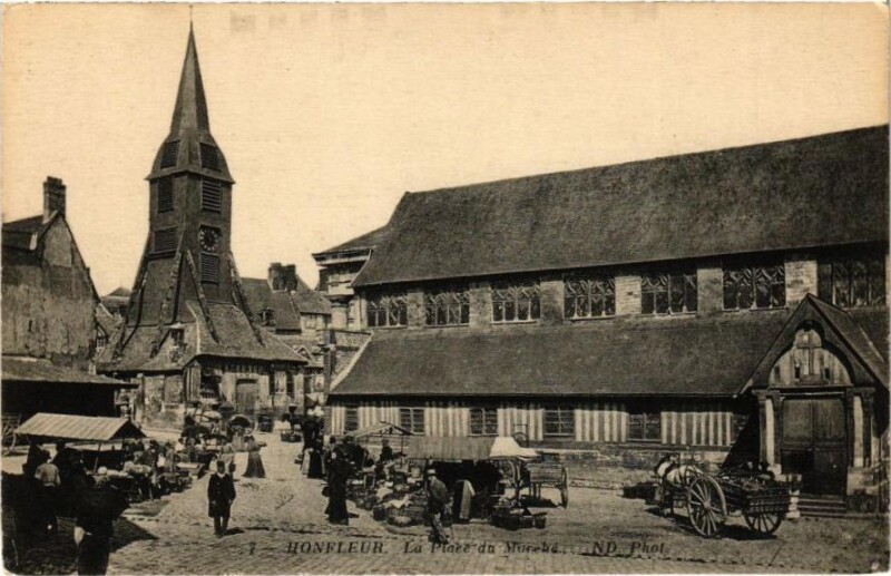 Carte postale ancienne Honfleur - La Place du Marche à Honfleur
