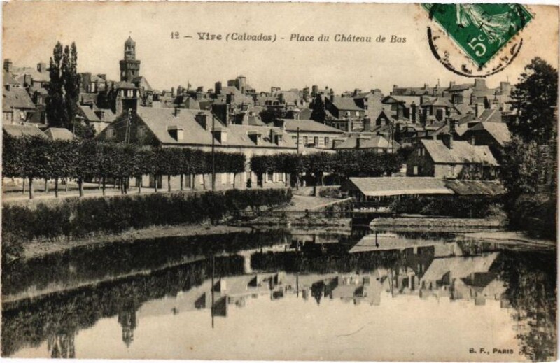Carte postale ancienne Vire - Place du Chateau de Bas