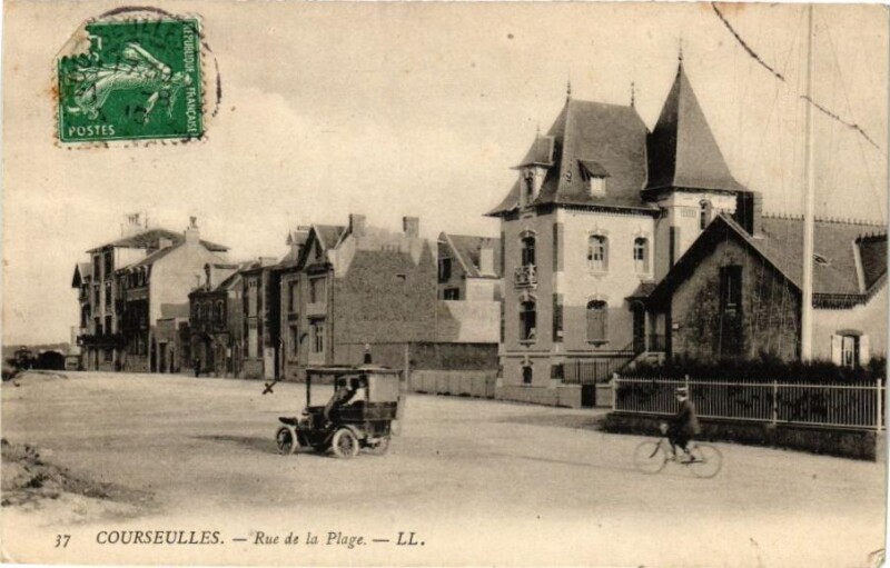 Carte postale ancienne Courseulles - Rue de la Plage
