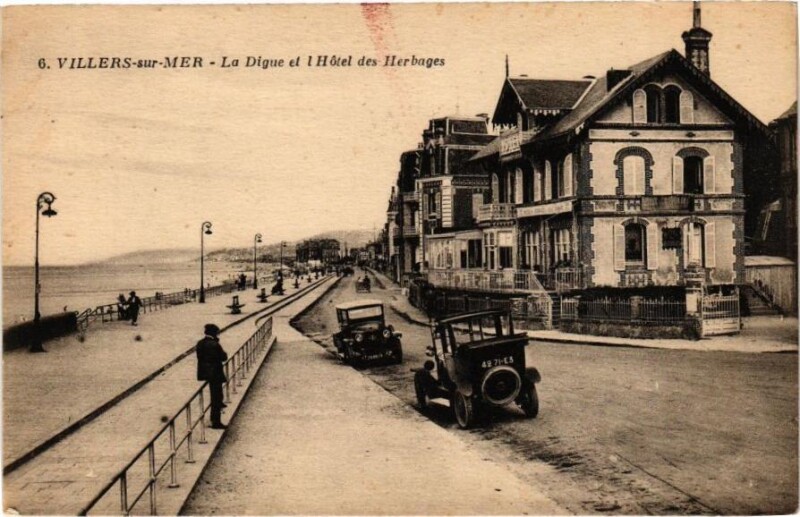 Carte postale ancienne Villers-sur-Mer - La Digue et l'Hotel des Herbages à Villers-sur-Mer