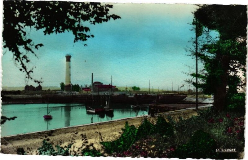 Carte postale ancienne Riva-Bella - Le port et le phare