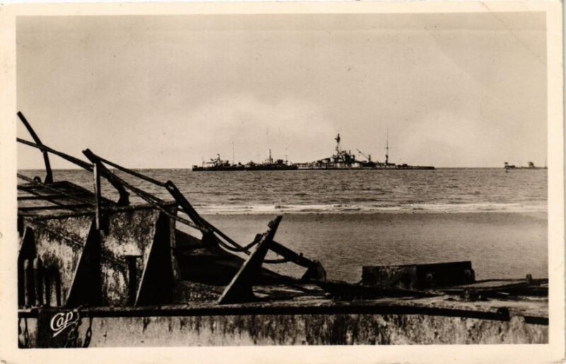 Carte postale ancienne Ouistreham - Riva-Bella - Navires de debarquement à Ouistreham