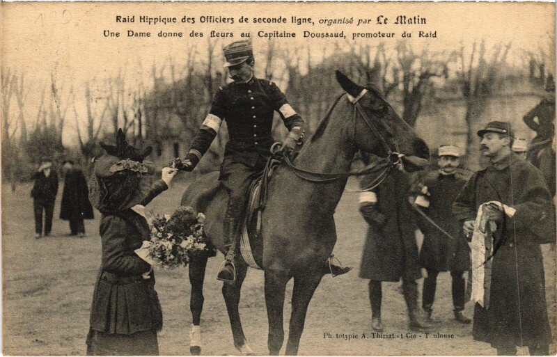 Carte postale ancienne Paris Raid Hippique des Officiers par Le Matin