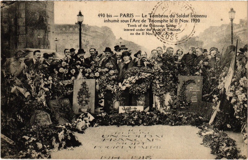 Carte postale ancienne Le Tombeau du Soldat Inconnu inhumé sous l'Arc de Triomphe le 11 Novembre 1920 à Paris 16e