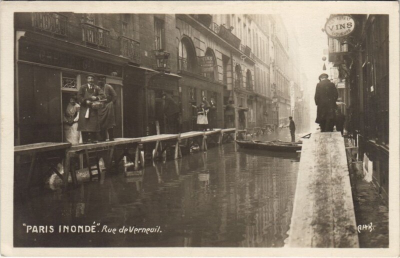 Carte postale ancienne Inondations 1910 Paris Rue de Verneuil