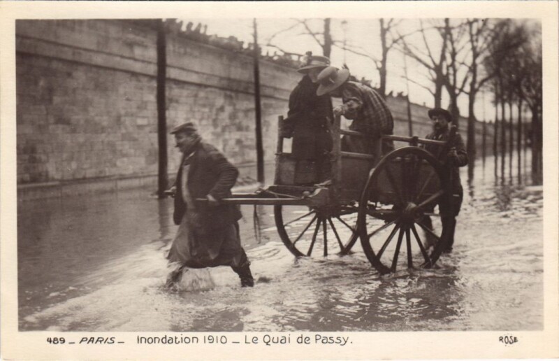 Carte postale ancienne Inondations 1910 Paris Quai de Passy