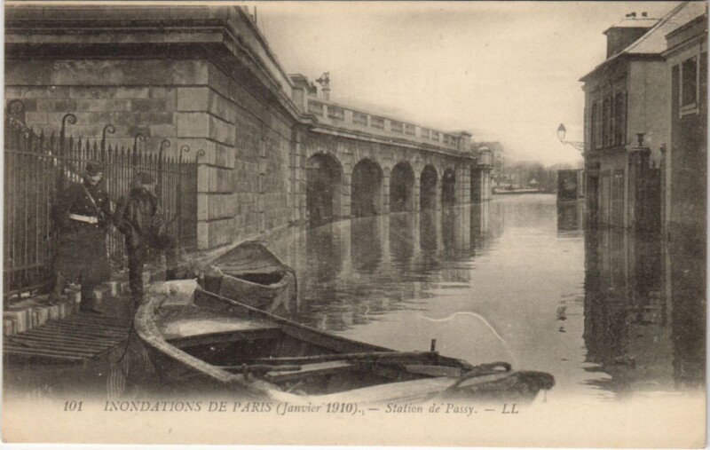 Carte postale ancienne Inondations 1910 Paris Station de Passy