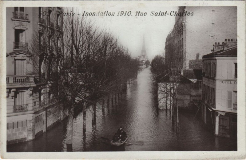 Carte postale ancienne Inondations 1910 - Rue Saint-Charles à Paris 15e