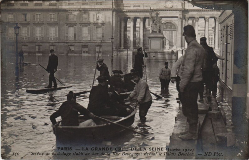 Carte postale ancienne Inondations 1910 Paris Rue Bourgogne