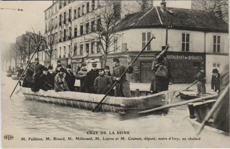 Carte postale ancienne Inondations 1910 Paris Politiciens