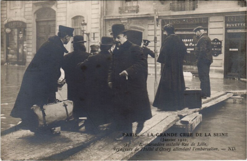 Carte postale ancienne Inondations 1910 Paris Rue de Lille