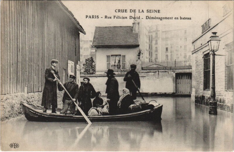 Carte postale ancienne Crue de la Seine - Rue Félicien David - Déménagement en bateau à Paris 16e