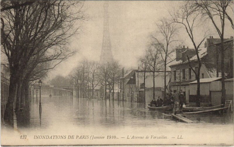 Carte postale ancienne Inondations de Paris (Janvier 1910). - L'Avenue de Versailles à Paris 16e