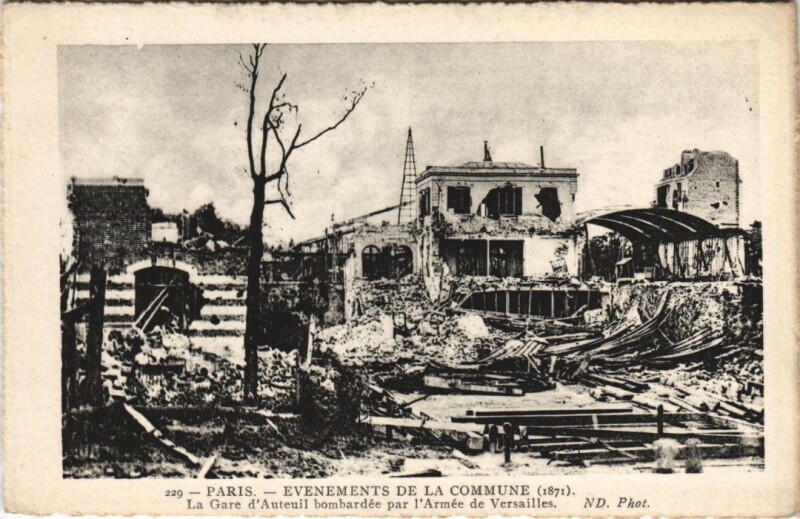 Carte postale ancienne Evènements de la Commune - La Gare d'Auteuil bombardée par l'Armée de Versailles à Paris 16e