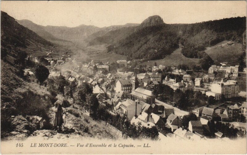 Carte postale ancienne Le Mont-Dore-Vue d'Ensemble et le Capucin à Mont-Dore