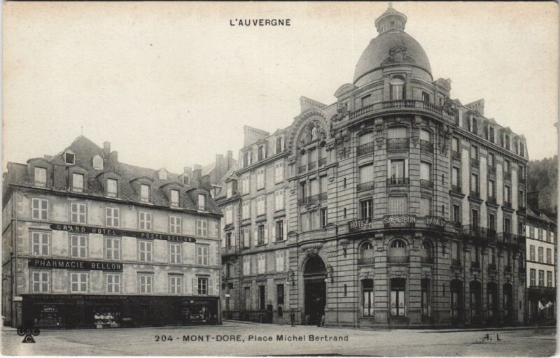 Carte postale ancienne Mont-Dore-Place Michel Bertrand à Mont-Dore