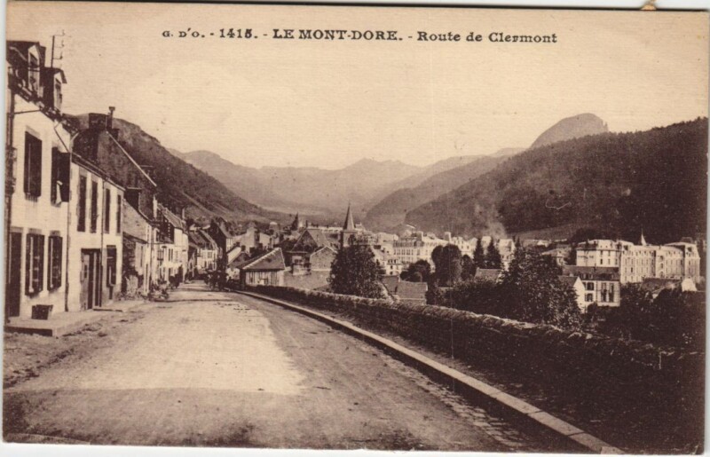 Carte postale ancienne Le Mont-Dore-Route de Clermont à Mont-Dore