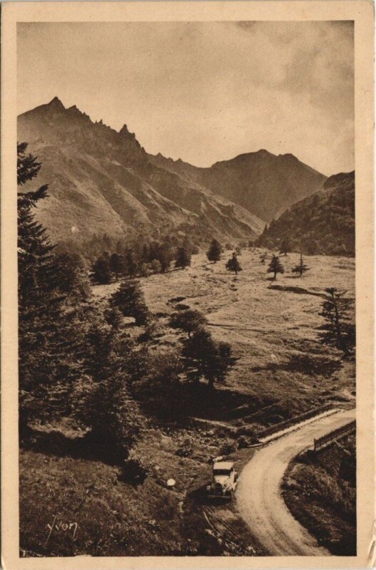 Carte postale ancienne Env. du Mont-Dore-La Vallée d'Enfer et les Aiguilles du Diable à Mont-Dore