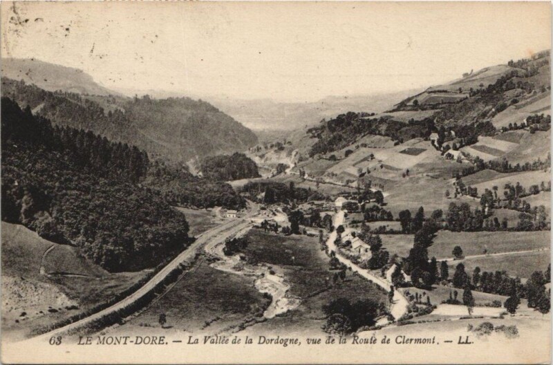 Carte postale ancienne Le Mont-Dore-La Vallée de la Dordogne vue de la Route de Clermont à Mont-Dore