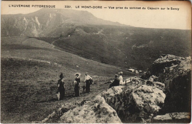Carte postale ancienne Le Mont-Dore-Vue prise du sommet du Capucin sur le Sancy à Mont-Dore