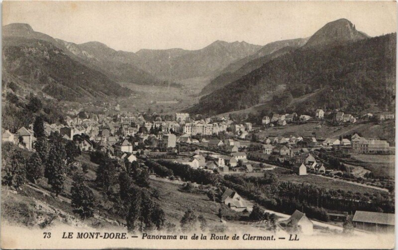 Carte postale ancienne Le Mont-Dore-Panorama vu de la Route de Clermont à Mont-Dore
