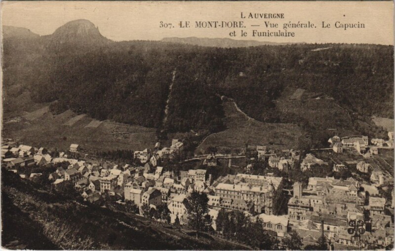 Carte postale ancienne L'Auvergne-Le Mont-Dore-Vue générale. Le Capucin et le Funiculaire à Mont-Dore