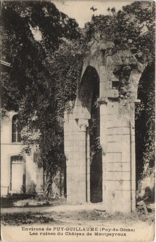 Carte postale ancienne Env. de Puy-Guillaume-Les ruines du Chateau de Montpeyroux à Montpeyroux