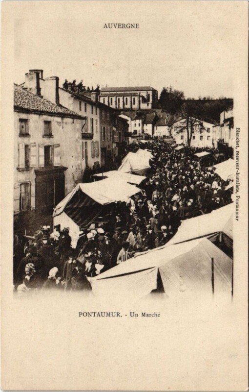 Carte postale ancienne Pontaumur - Un Marché à Pontaumur